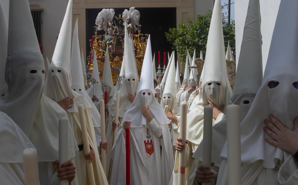 Nazarenos de la Merced, en el patio de la casa de hermandad