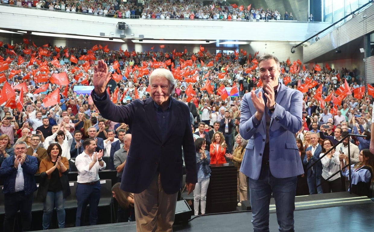 Felipe González y Pedro Sánchez en el Palacio de Congre