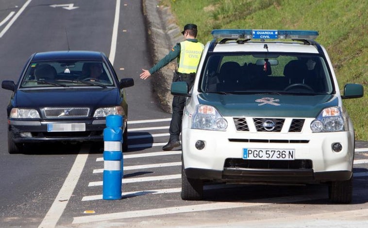 Dos agentes de la Guardia Civil heridos al colisionar con un camión en una carretera coruñesa