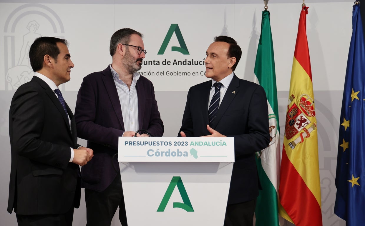 Los consejeros de Justicia y Universidades flanquean al delegado del Gobierno de la Junta en Córdoba