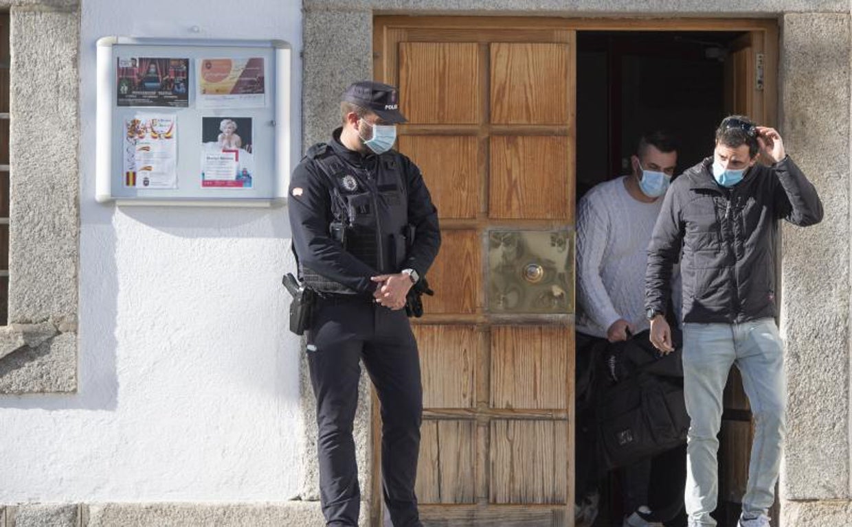 Agentes de Delincuencia Organizada de la Guardia Civil, en el registro delAyuntamiento de San Martín