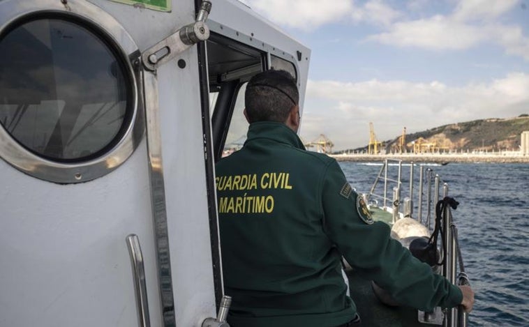 La Guardia Civil busca a una persona que ha caído al agua en el Puerto de Barcelona