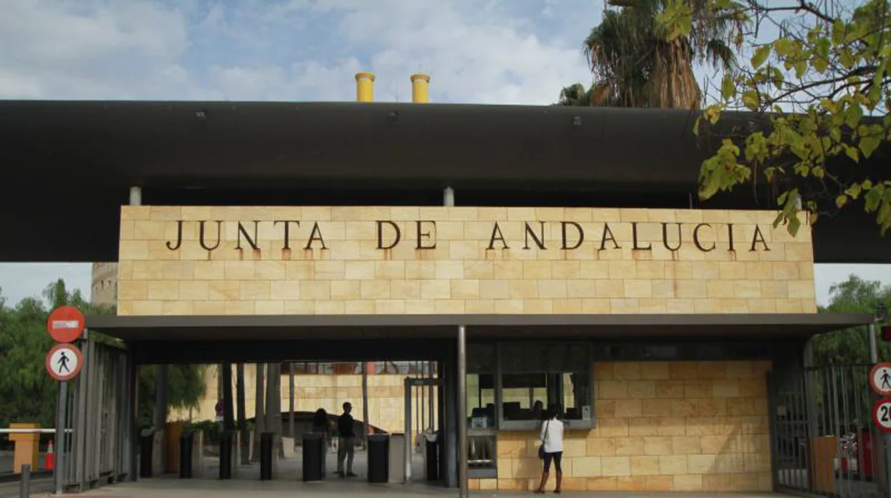 Los altos cargos de la Junta de Andalucía suben un 10%