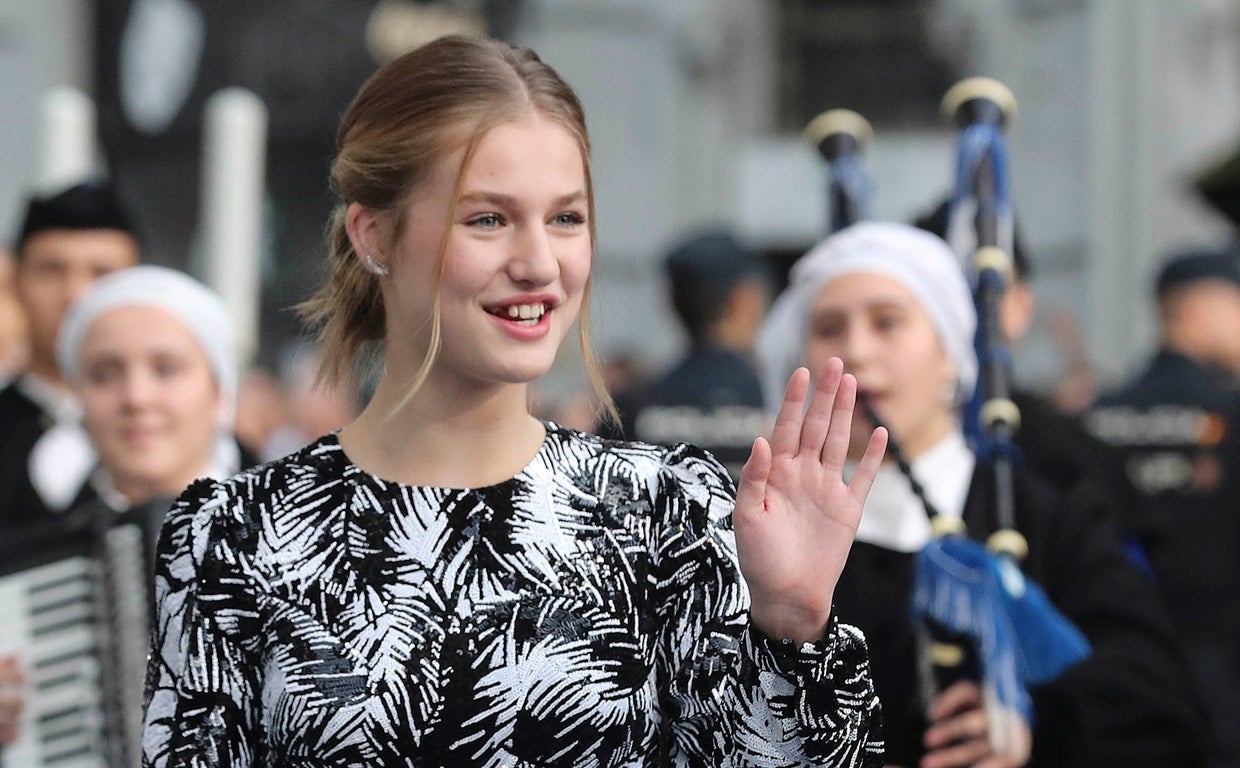 La Princesa Leonor abraza a una niña el sábado en Cadavedo (Asturias)