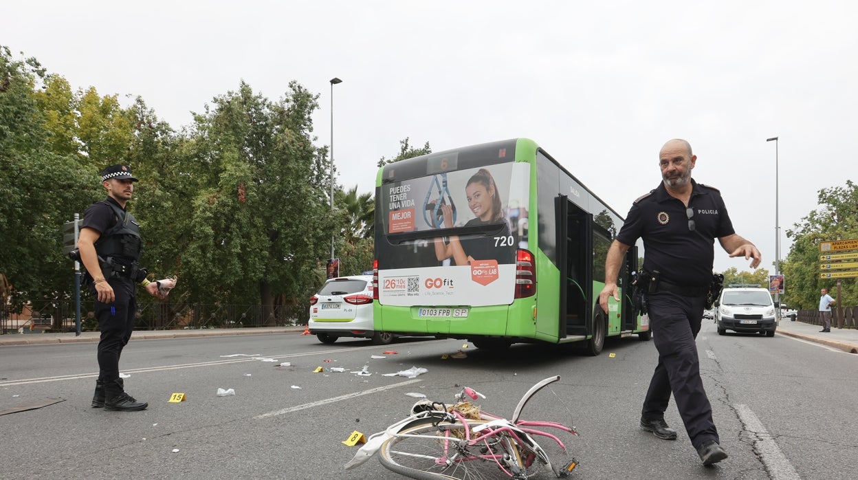 El accidente entre una ciclista y un autobús de Aucorsa, en imágenes