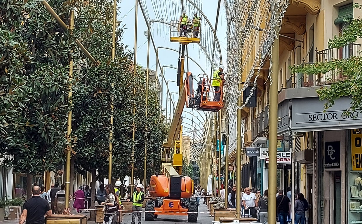Operarios de Ximénez avanzan en la instalación del espectáculo de luz y sonido de Cruz Conde