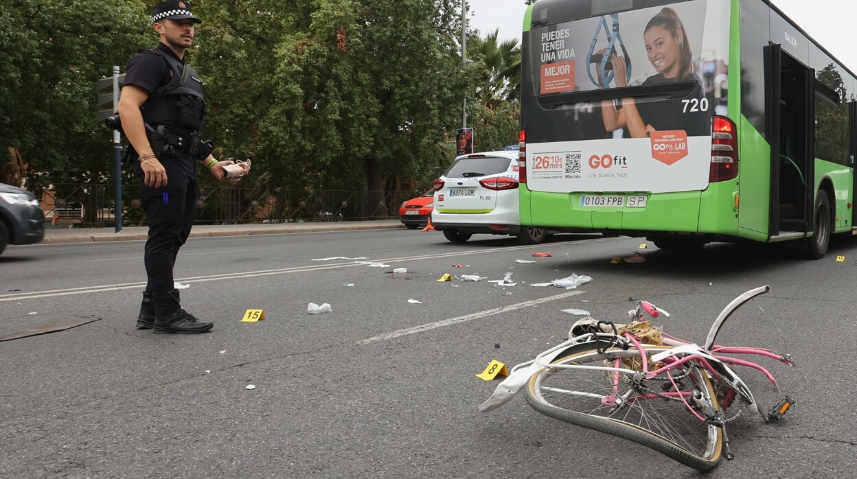Accidente en Córdoba | Una ciclista, en la UCI tras atropellarla un autobús de Aucorsa