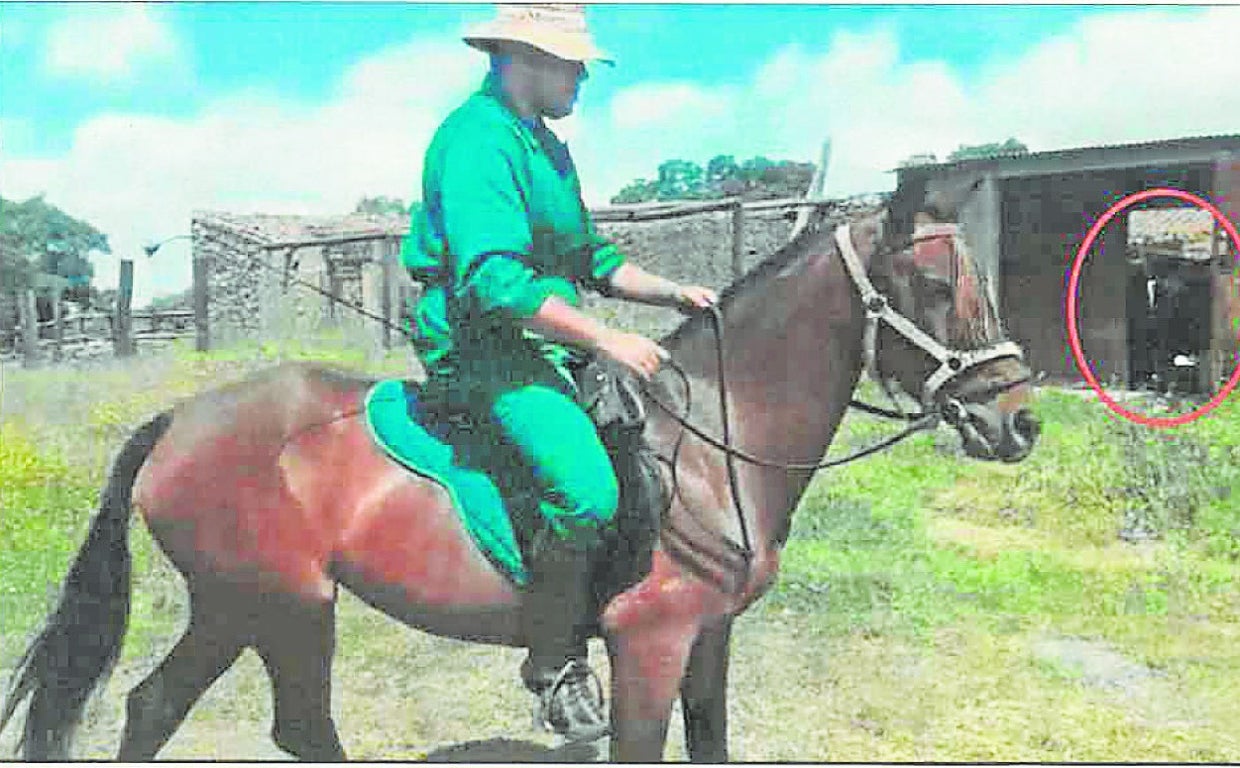 Eugenio Delgado en su finca con el tractor en el que supuestamente trasladó el cadáver