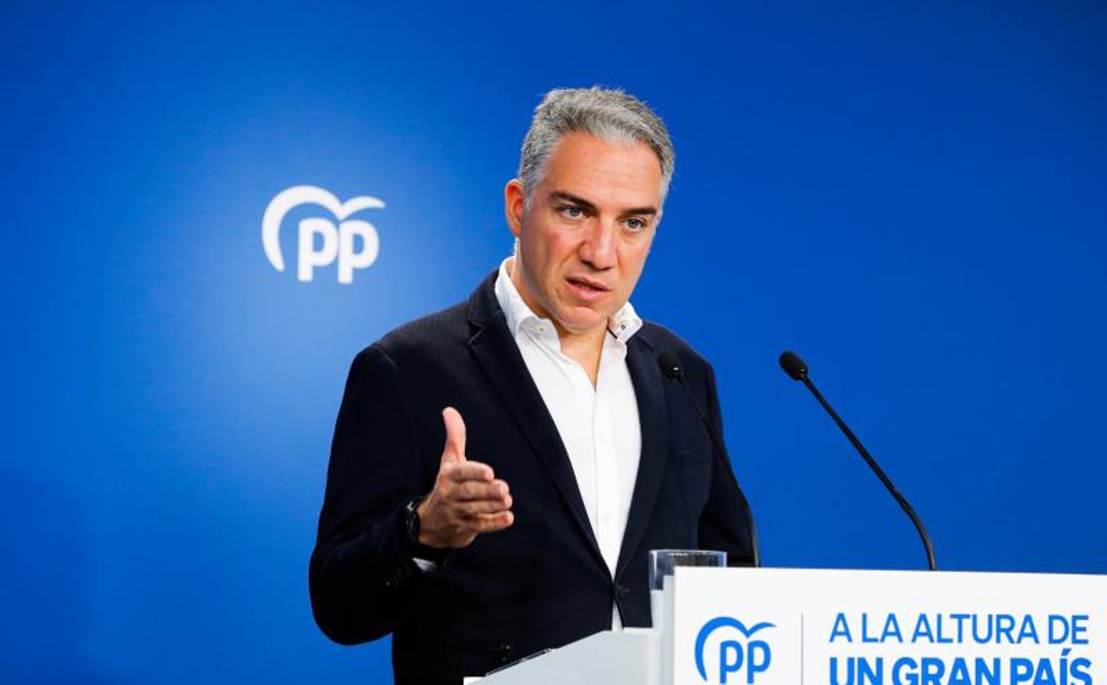 El coordinador general del PP, Elías Bendodo, este lunes, en una rueda de prensa en Génova 13