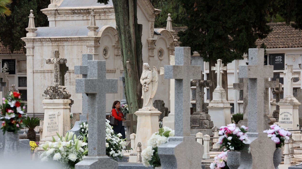 Cartas de amor en el mármol eterno de los cementerios de Córdoba