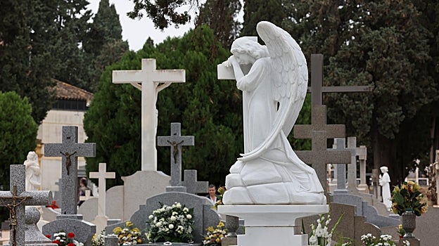 Ángel funerario sobre una de las tumbas
