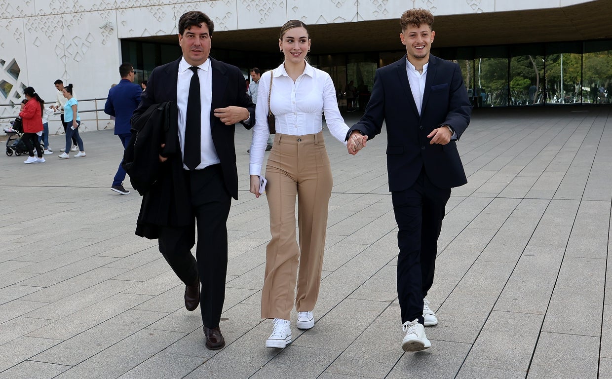 Simo, con su pareja, a la llegada al juicio en la Ciudad de la Justicia de Córdoba