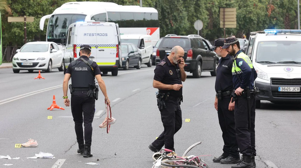Accidente Córdoba | Un testigo afirma que la ciclista atropellada por un autobús de Aucorsa cruzó el paso de peatones en rojo