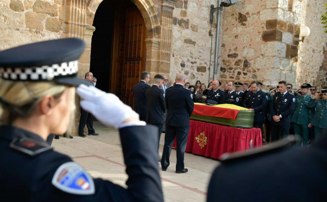 A la viuda de Alejandro le quedará una pensión de 770 euros porque los  policías locales no somos una profesión de riesgo»