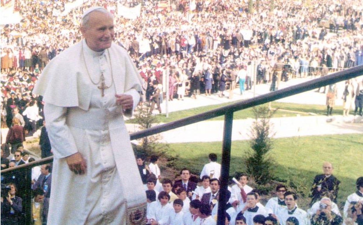 Juan Pablo II a su llegada al Polígono para oficiar la misa