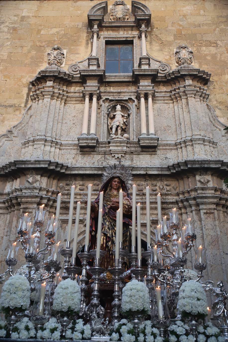 La solemne procesión de la Virgen del Amparo en Córdoba, en imágenes