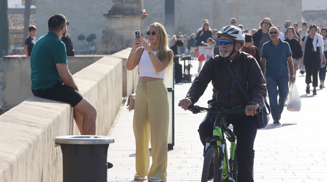 El ambiente turístico del puente de los Santos en Córdoba, en imágenes