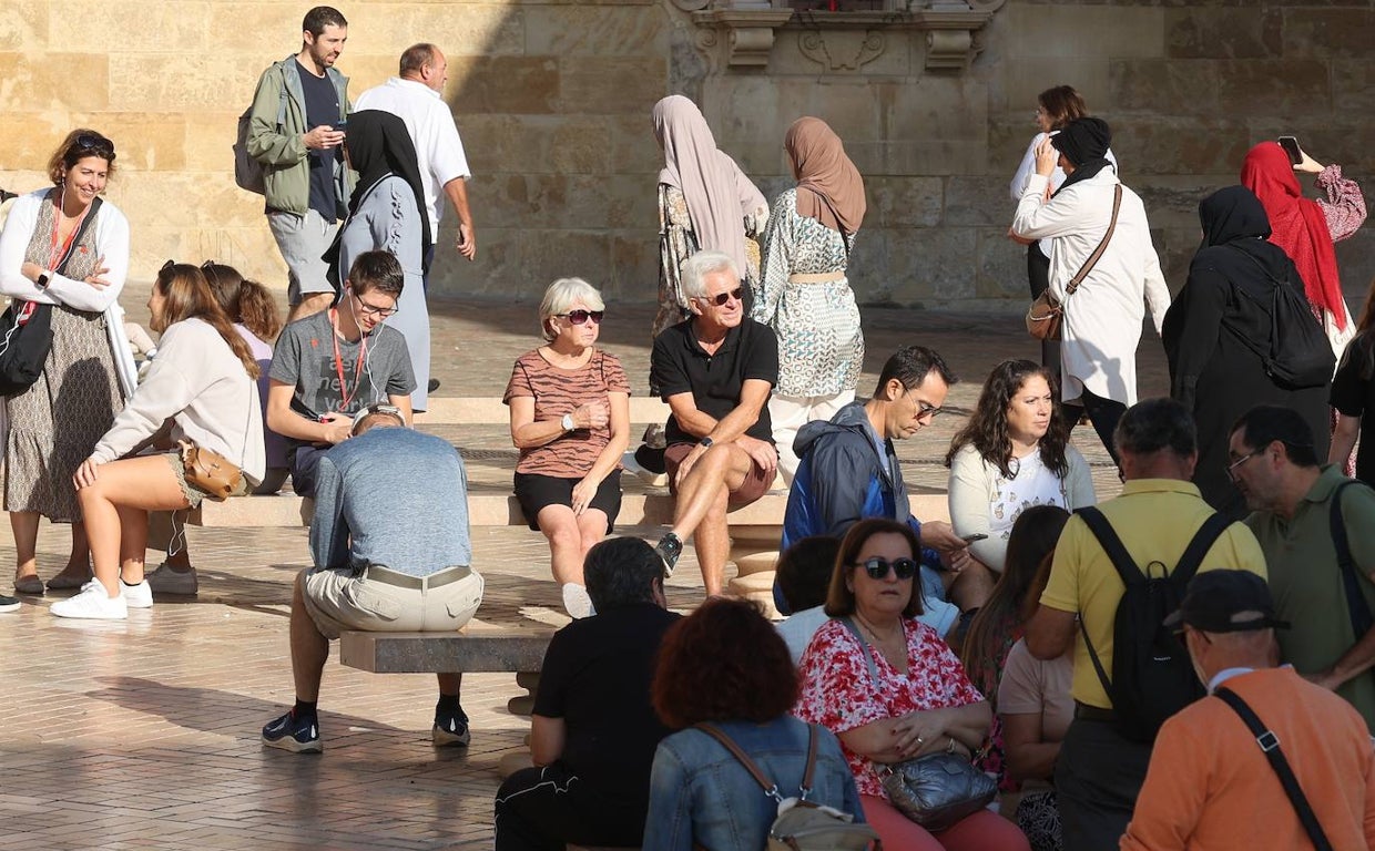 Turistas en la Puerta del Puente durante la festividad de Todos los Santos