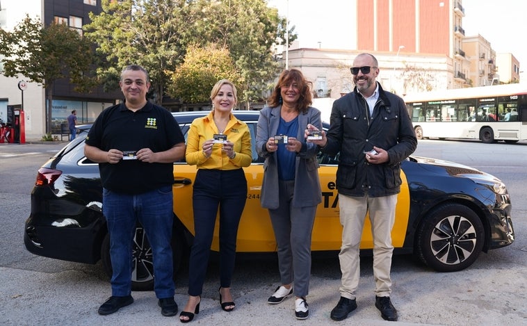 Barcelona estrena una app pública pionera en España para pedir taxi sin tener que levantar la mano