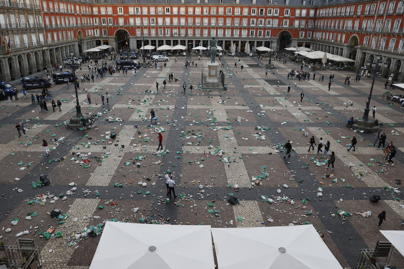 Botellas, latas y mucho alcohol: los hinchas del Celtic convierten la Plaza Mayor en su &#039;botellódromo&#039;
