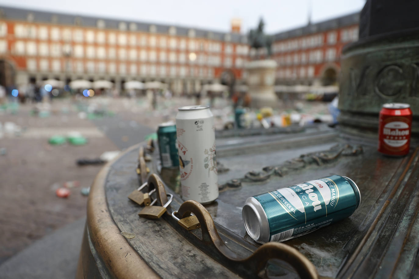 Botellas, latas y mucho alcohol: los hinchas del Celtic convierten la Plaza Mayor en su &#039;botellódromo&#039;