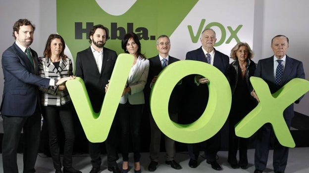 Imagen de Ivan Espinosa de los Monteros, Ana Velasco, Santiago Abascal, Cristina Seguí, José Antonio Ortega Lara, José Luis González Quirós, Ana María Vidal Abarca e Ignacio Camuñas tomada el 16 de enero de 2004 con motivo de la presentación de Vox