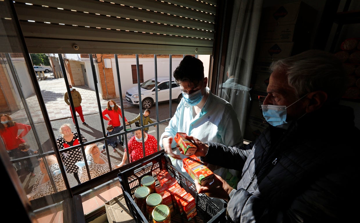 Reparto de alimentos en la parroquia del Cerro de Fray Albino