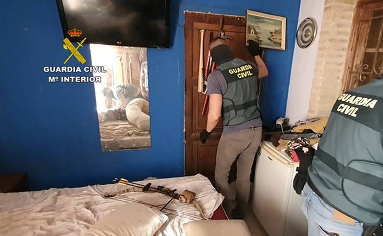 Detienen a un repartidor de drogas en locales de Valencia con pistolas, una katana y una ballesta