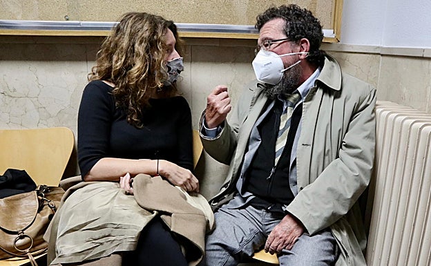 Francisco Javier Iglesias, junto a su abogada, en sede judicial