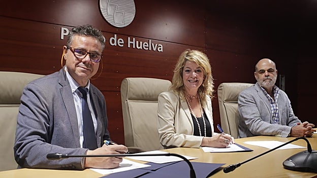 La presidenta del Puerto de Huelva, Pilar Miranda, y el presidente de la Asociación Major William Martin, Leopoldo Sánchez, durante la firma del acuerdo