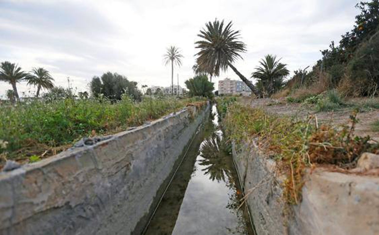 Imagen de la acequia de La Hoya (Alicante) en la que se encontró el cadáver de una mujer en noviembre de 2020