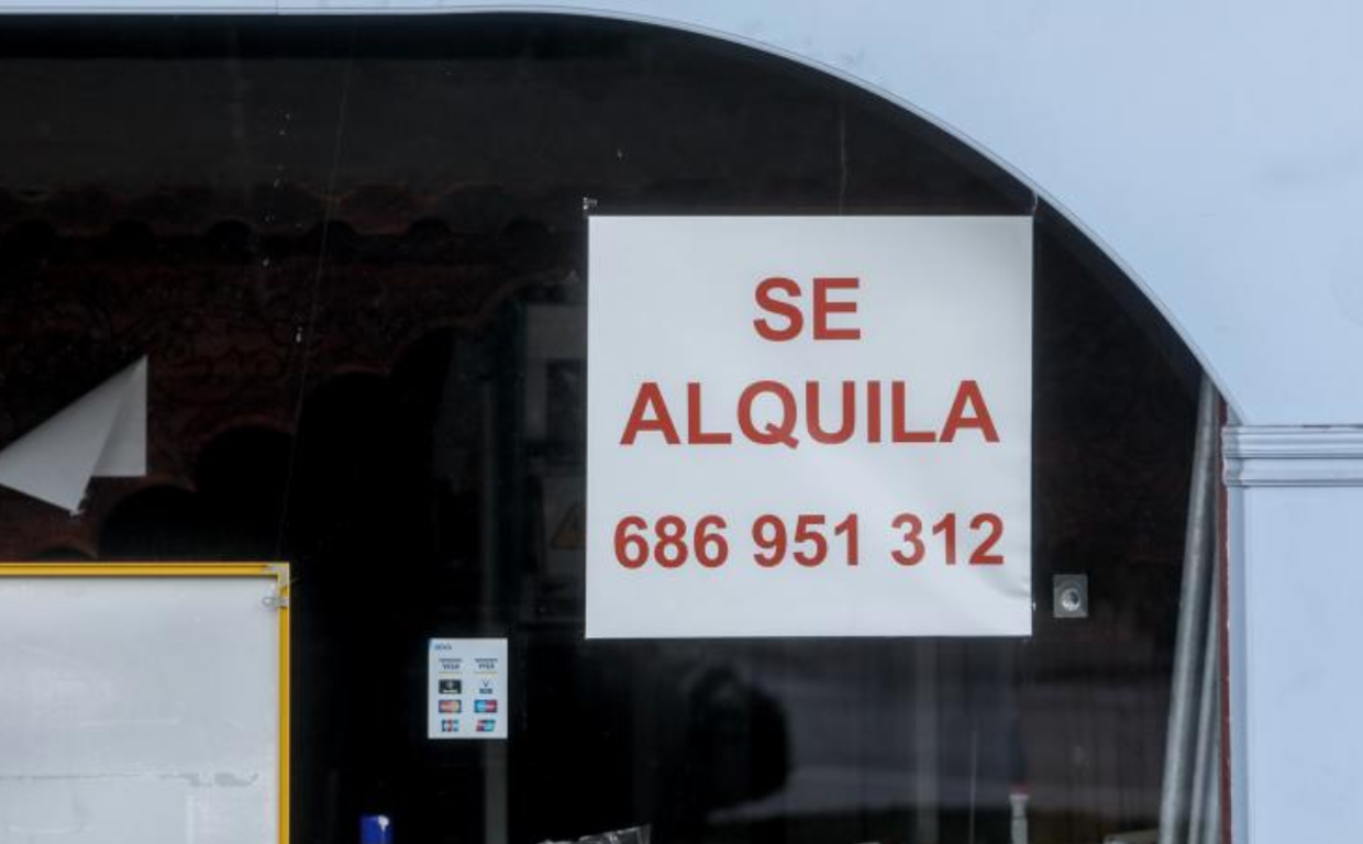 Cartel de alquiler de vivienda en foto de archivo