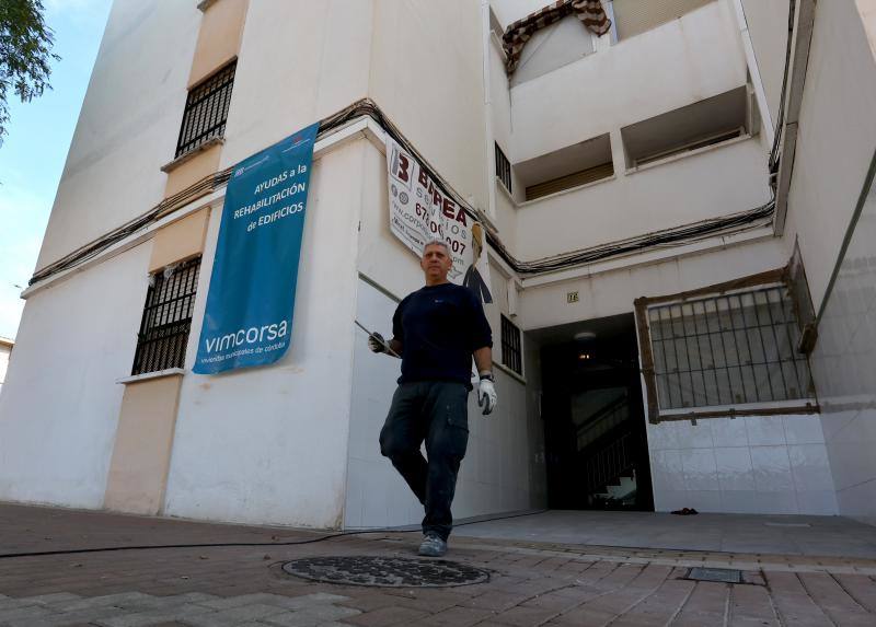 En el barrio de Santuario se ven en el presente varios anuncios de Vimcorsa, la empresa pública municipal que subvenciona parte de la instalación de los ascensores y otros arreglos. En la imagen, un trabajador de una contrata sale de uno de los bloques en los que es está trabajando ya 