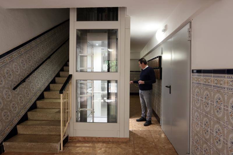 Ascensor acristalado en uno de los bloques de Santuario, un pequeño "capricho" que aceptaron pagar los propietarios