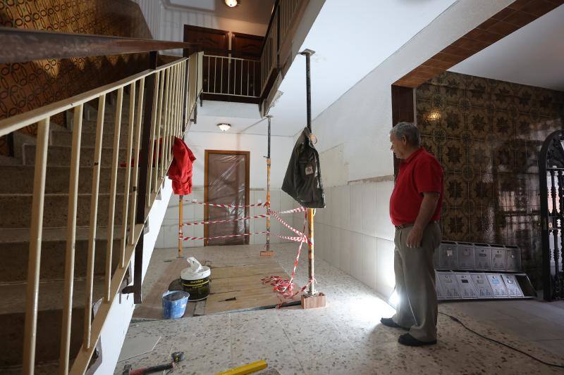 Obras en el bloque de Poeta Antonio Gala, 16; puede verse cómo el cajón del ascensor ocupa la mayor parte del vestíbulo de la escalera