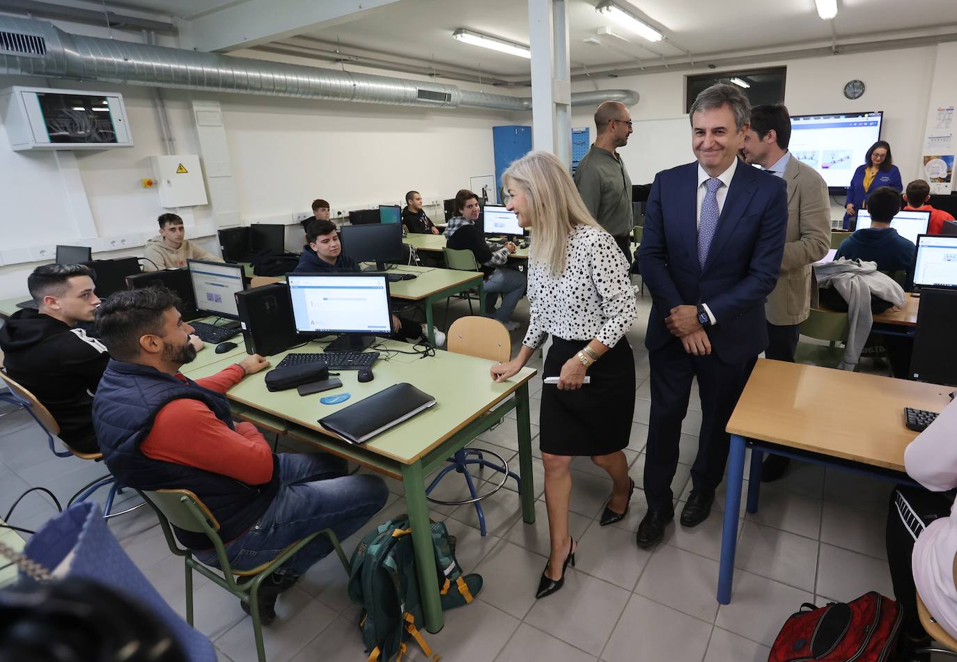 La visita de la consejera de Educación al instituto Maimónides, de Córdoba, en imágenes