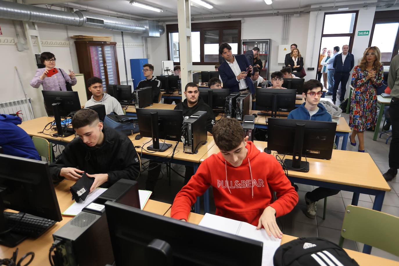 La visita de la consejera de Educación al instituto Maimónides, de Córdoba, en imágenes