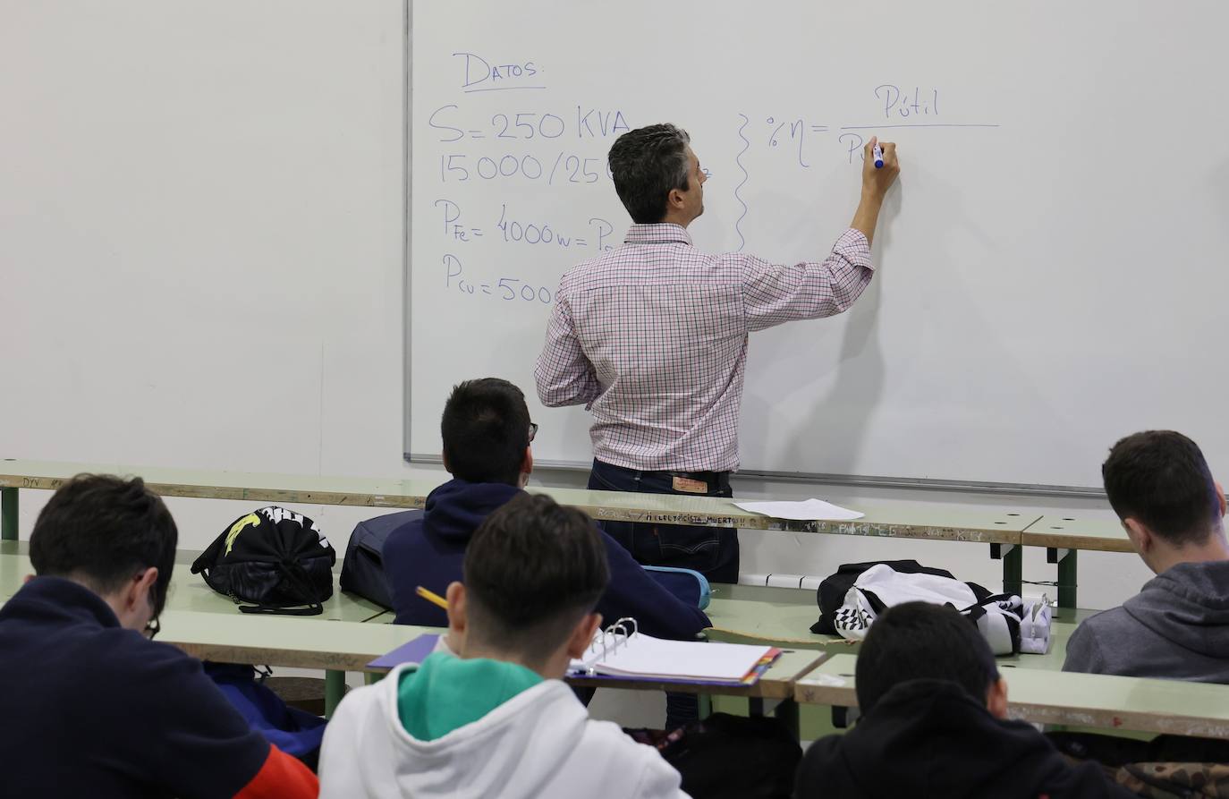 La visita de la consejera de Educación al instituto Maimónides, de Córdoba, en imágenes