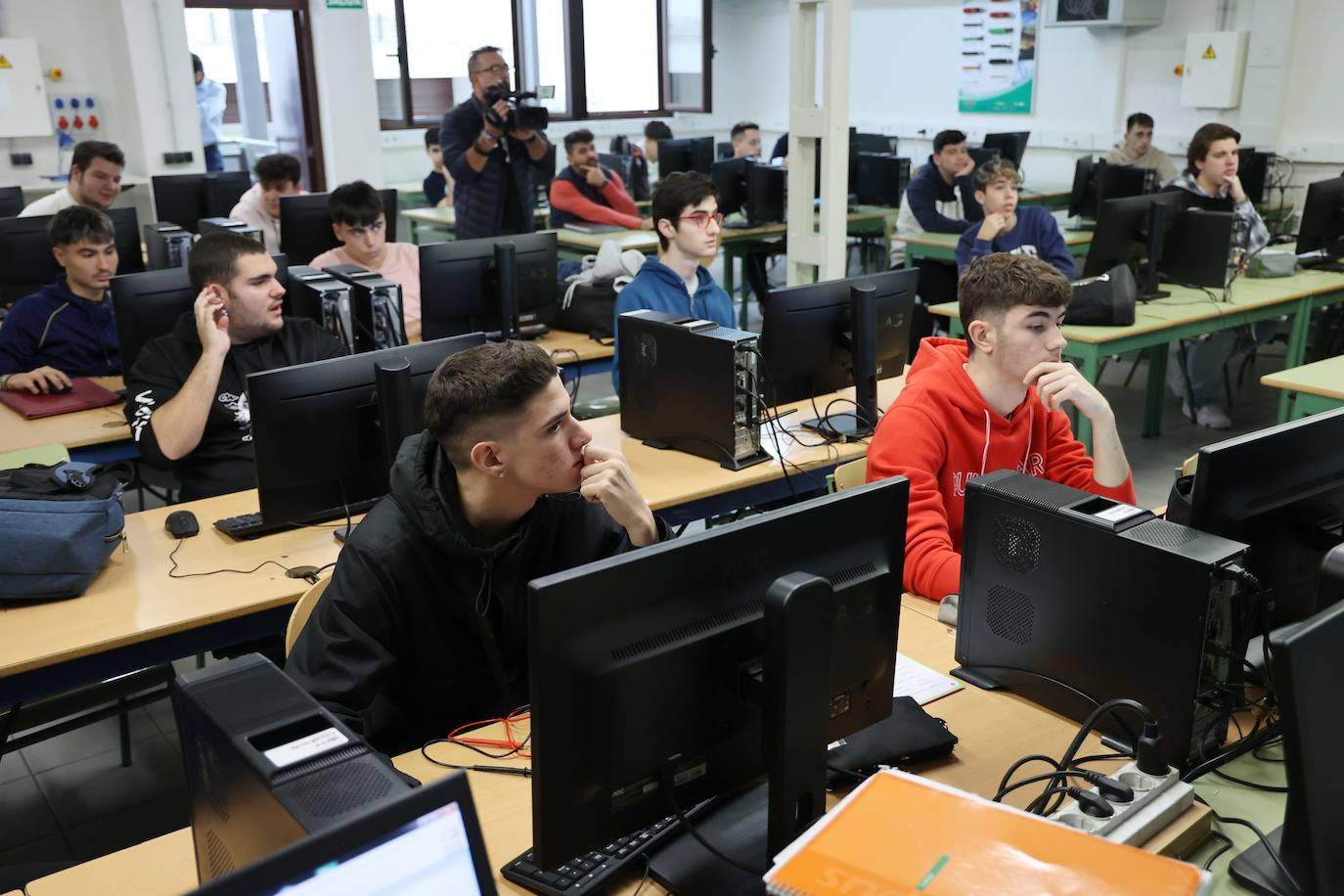 La visita de la consejera de Educación al instituto Maimónides, de Córdoba, en imágenes