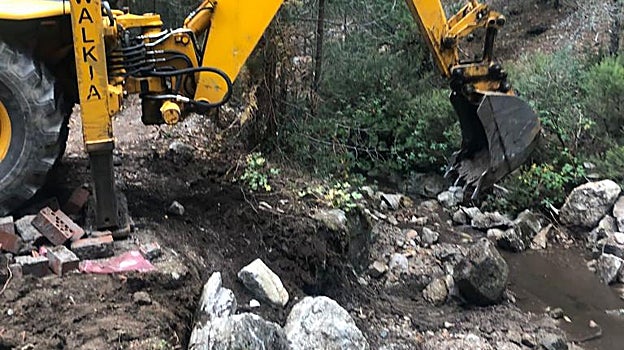Una excavadora destruye el pozo creado para coger el agua para la nieve artificial