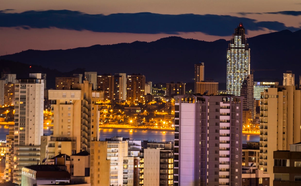 Vista panorámica nocturna de Benidorm (Alicante)
