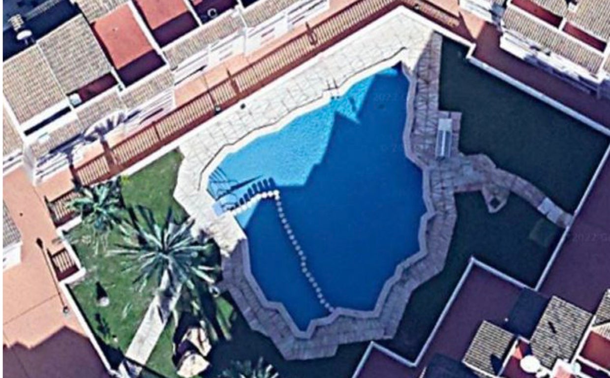 Imagen de una piscina de Torrevieja que ha generado un debate viral en Twitter por su silueta