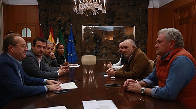 Reunión del alcalde y varios concejales con los representantes de Comercio Córdoba