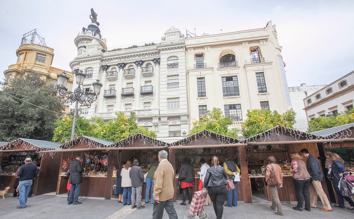 Puestos en el mercadillo navideño que se instala en la plaza de las Tendillas de Córdoba