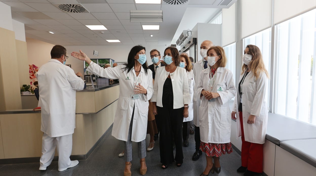 La visita de la consejera de Salud al Reina Sofía de Córdoba, en imágenes