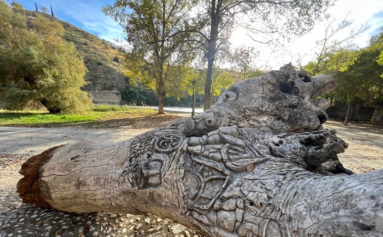 Trasladan  el 'tronco tallado' de Safont a la muestra de escultura al aire libre de La Cornisa