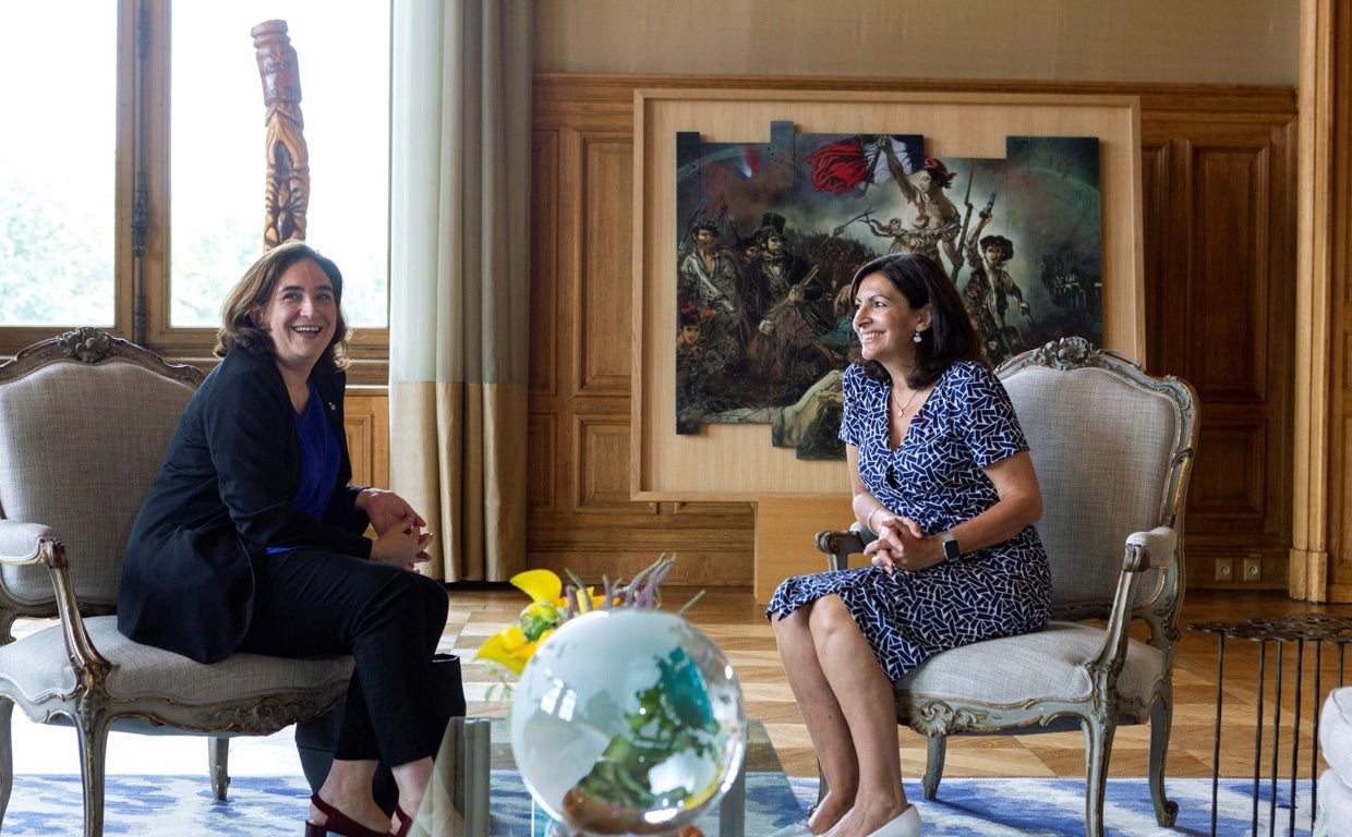 La alcaldesa de Barcelona, Ada Colau, durante una reunión con la alcaldesa de París, Anne Hidalgo, en 2018