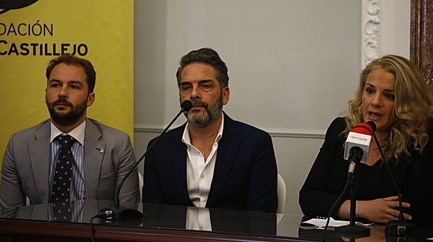 Los artistas Rafael Laureano y José Cabrera Lasso de la Vega, con Sarai Herrera