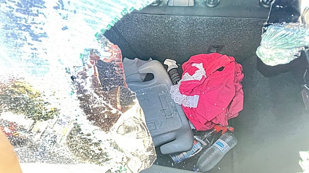 La luna trasera rota y el interior del maletero del coche siniestrado