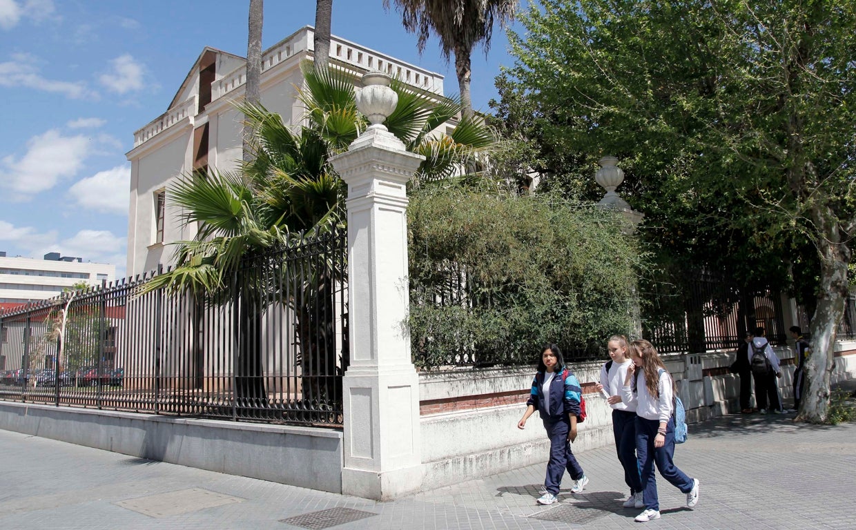 Tres chicas pasean por la avenida de Medina Azahara